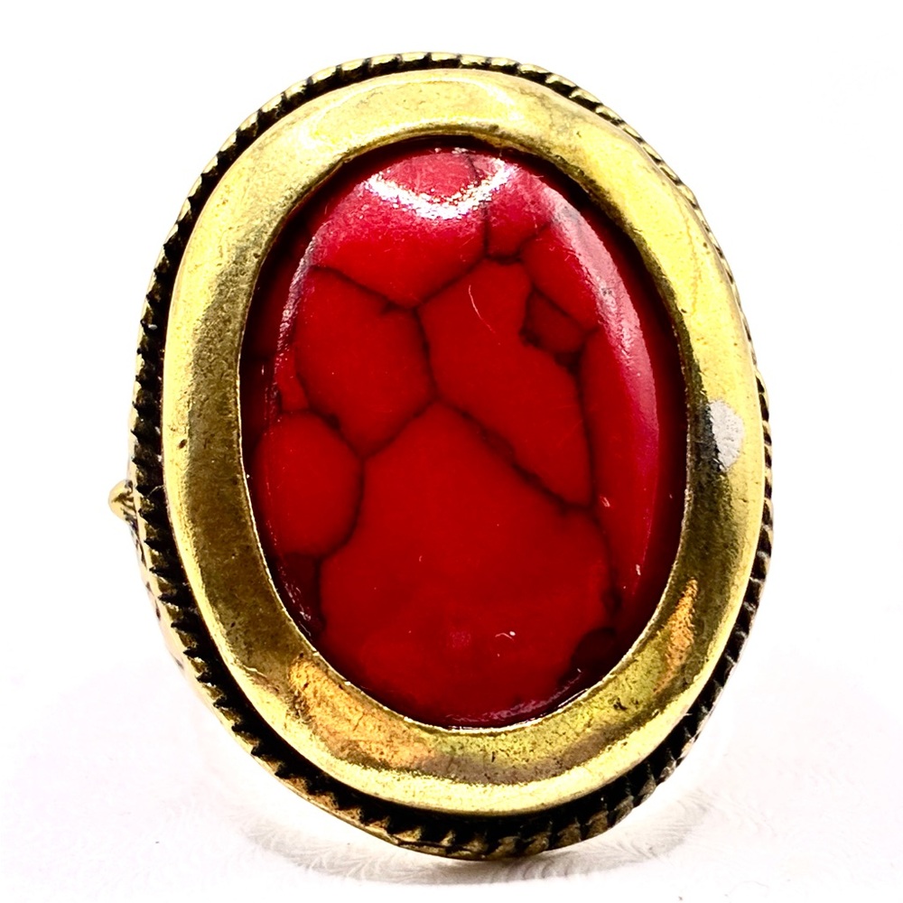 Vintage Red Dyed Howlite Cabochon Ring in a Gold Tone Size: 9.25